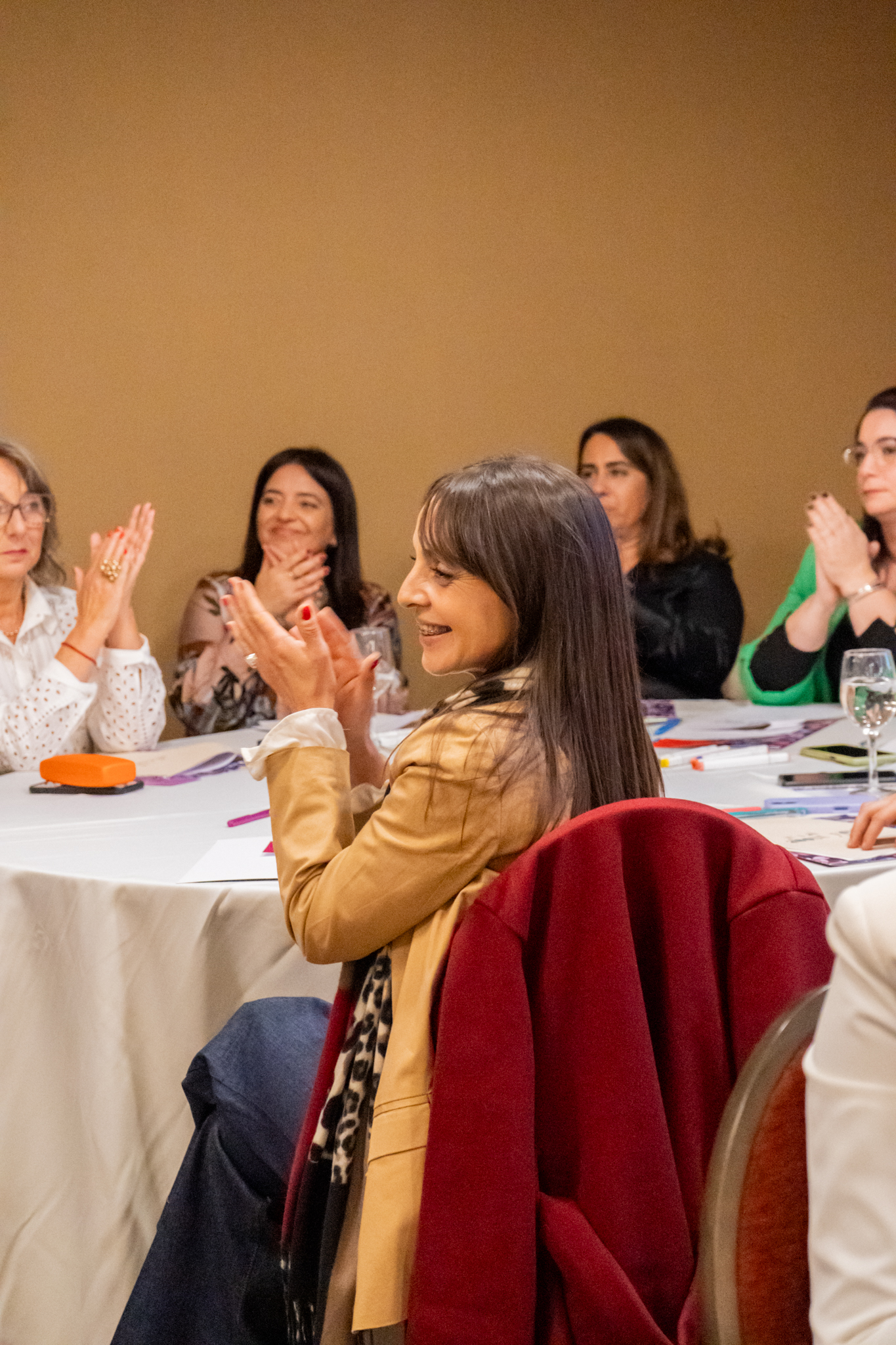 Profesionales aplaudiendo en un encuentro presencial