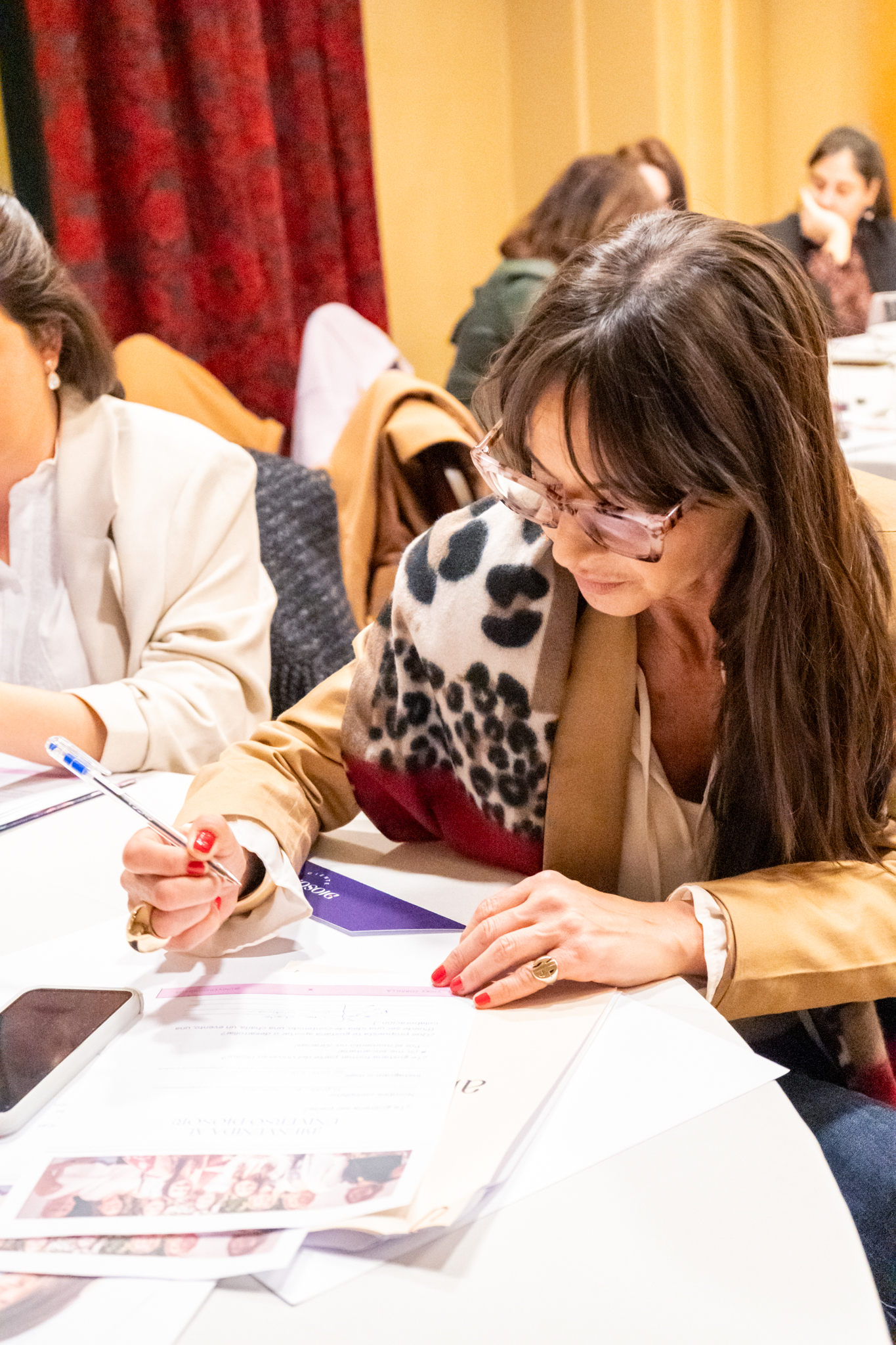 Profesional de la imagen escribiendo en su cuaderno de trabajo