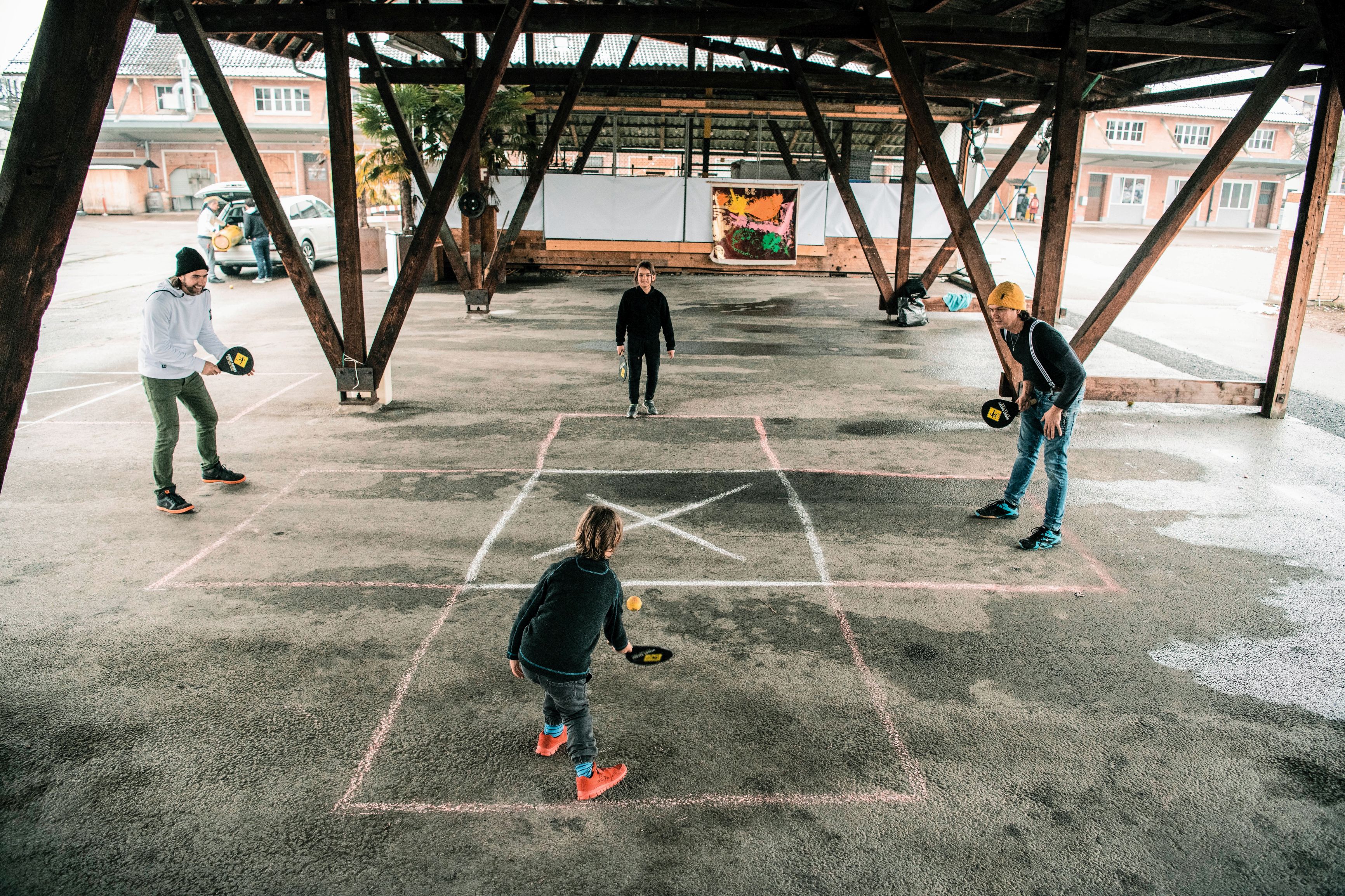 Kinder spielen Street Racket auf einem Pausenplatz