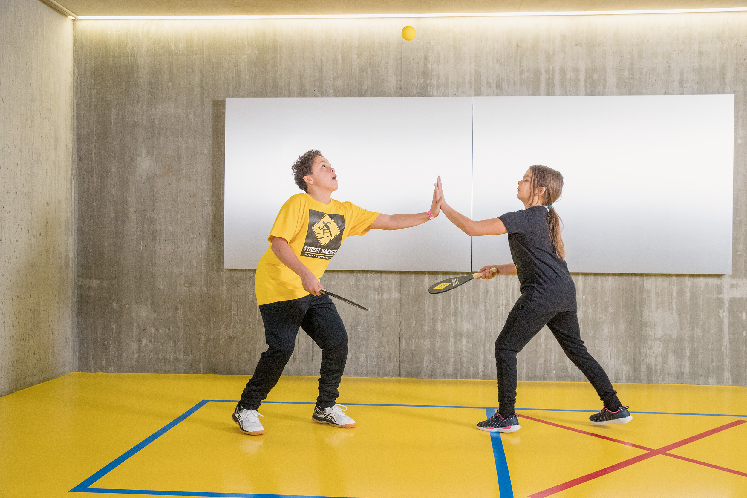 Zwei Kinder geben sich nach dem Spiel ein High Five