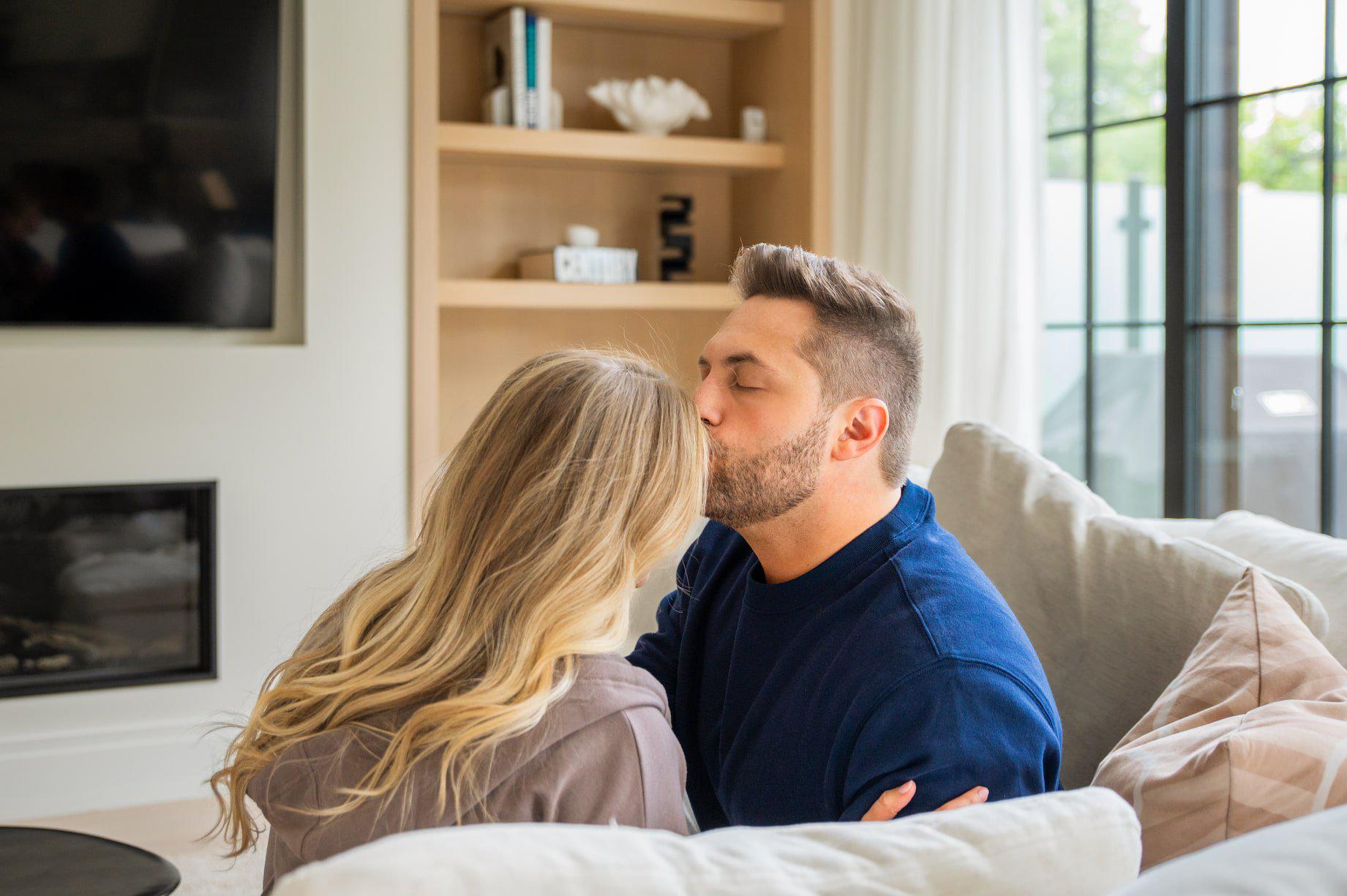 engagement-livingroom-couchforeheadkiss