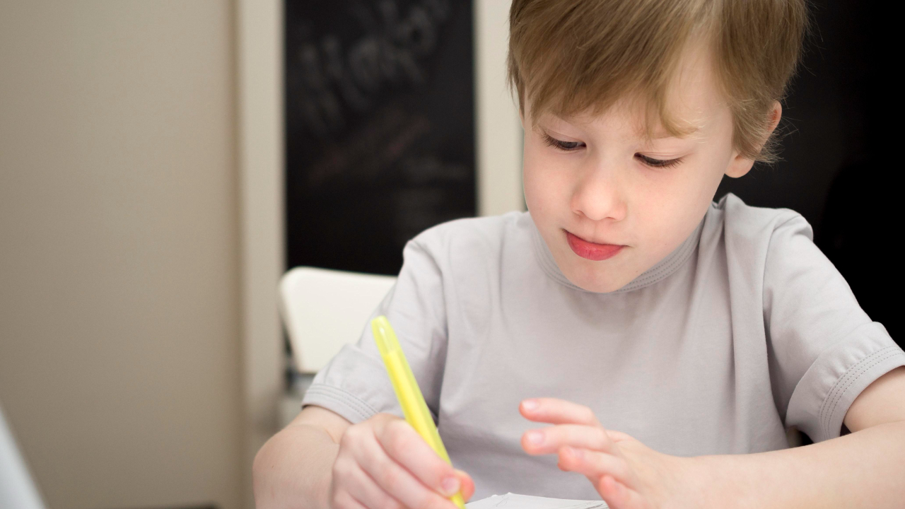 Criança realizando uma atividade escolar com atenção e concentração