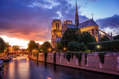 Twilight Serenity at Notre-Dame: Stunning Parisian Architecture by the Seine