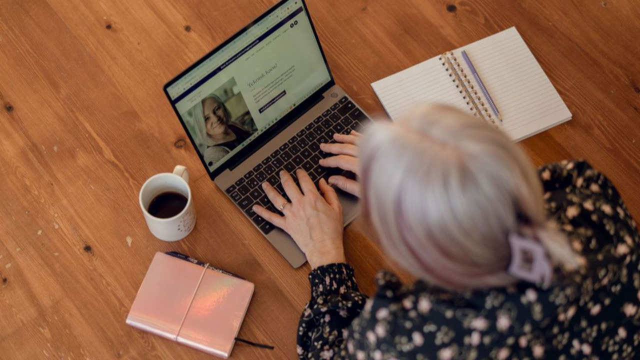 Margrethe ligger på gulvet og skriver blogginnlegg.