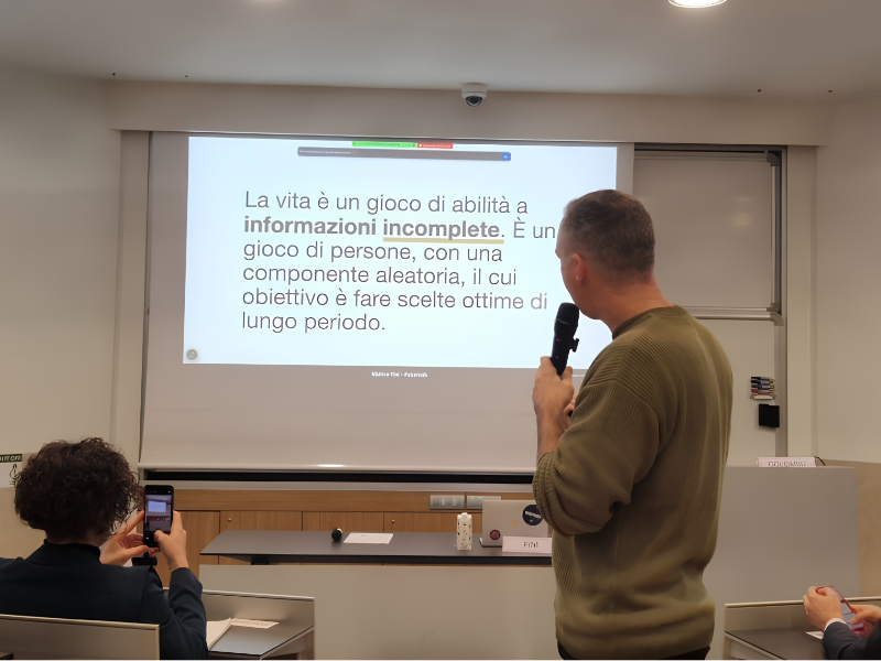 Matteo Fini presenta il decision making a informazioni incomplete in aula