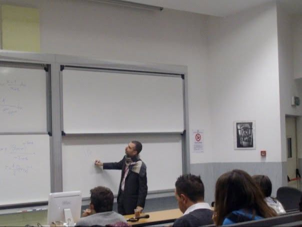 Matteo Fini durante una lezione universitaria di Statistica