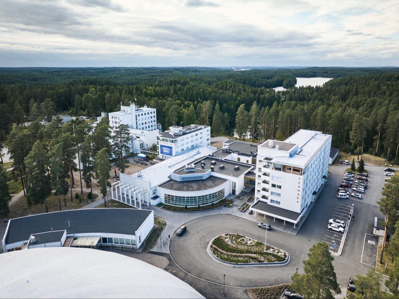Metsäjärvi rauhallisessa luontomaisemassa
