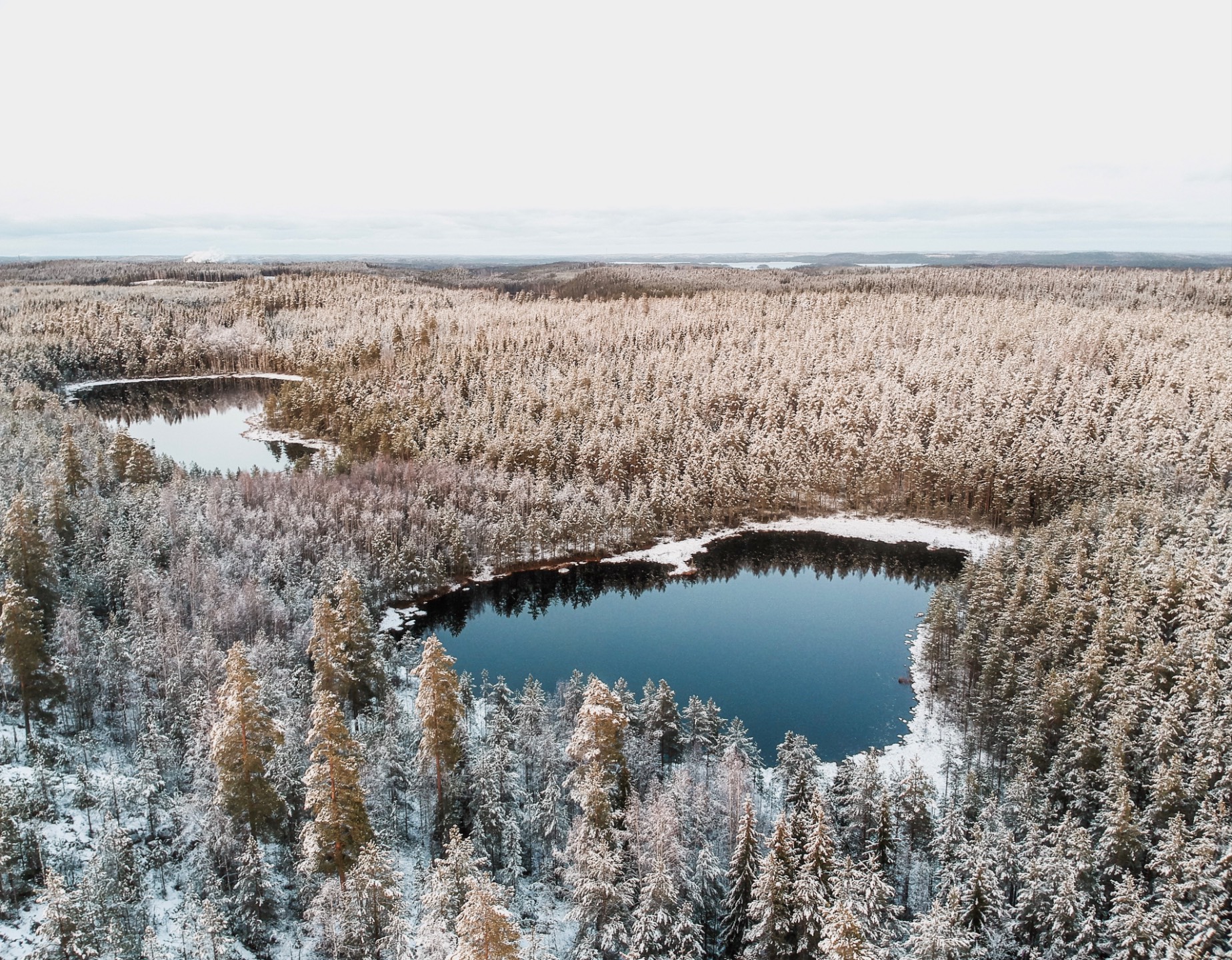 Juoksurata ja urheilukeskus metsän keskellä Suomessa