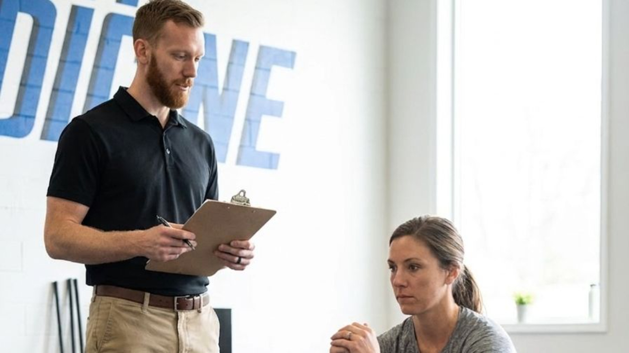  Patient working with a provider at a performance physical therapy clinic in Columbus, OH during a guided strength and conditioning exercise