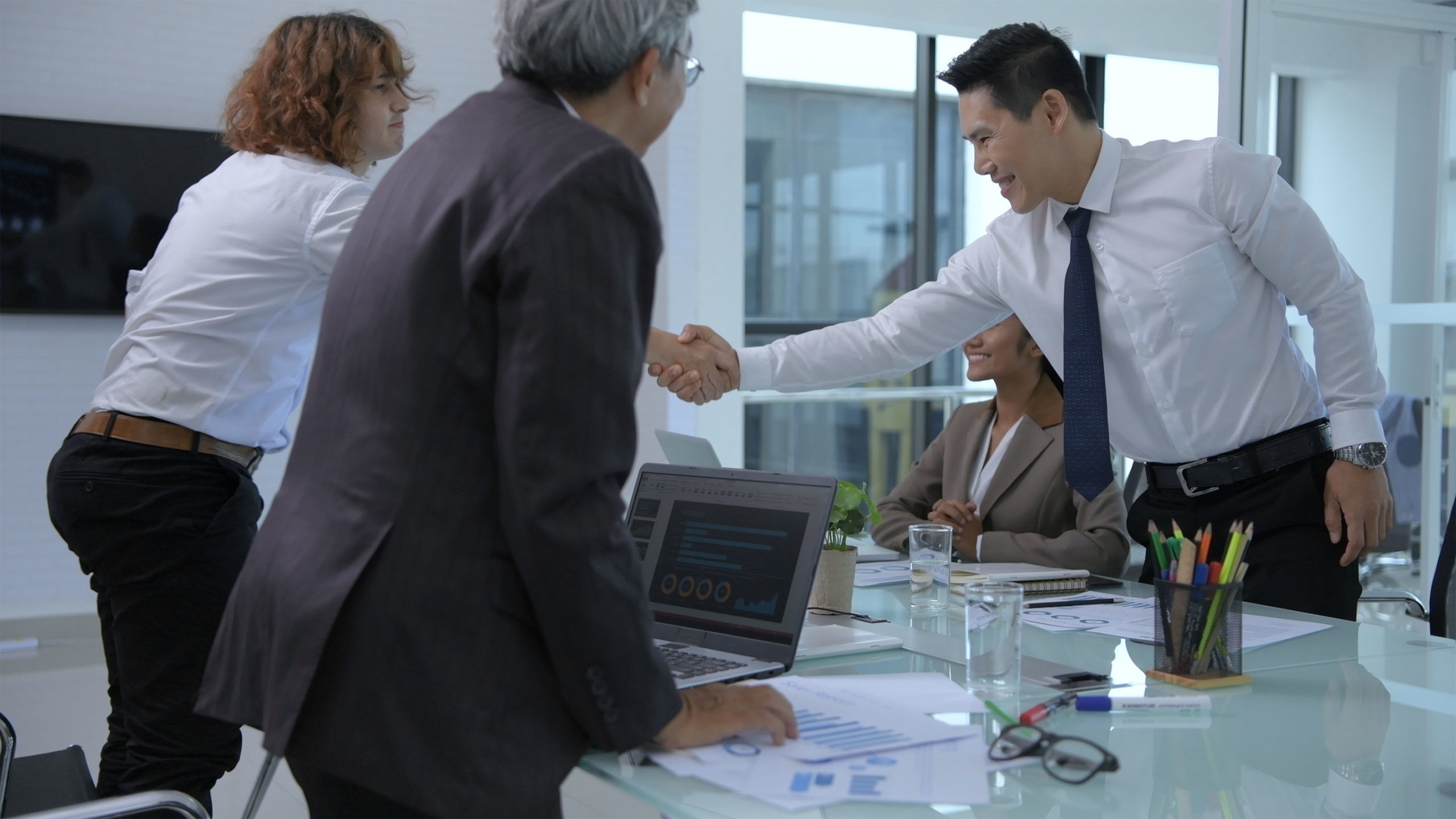 Negotiation skills training graphic showing negotiation strategy and effective communication techniques