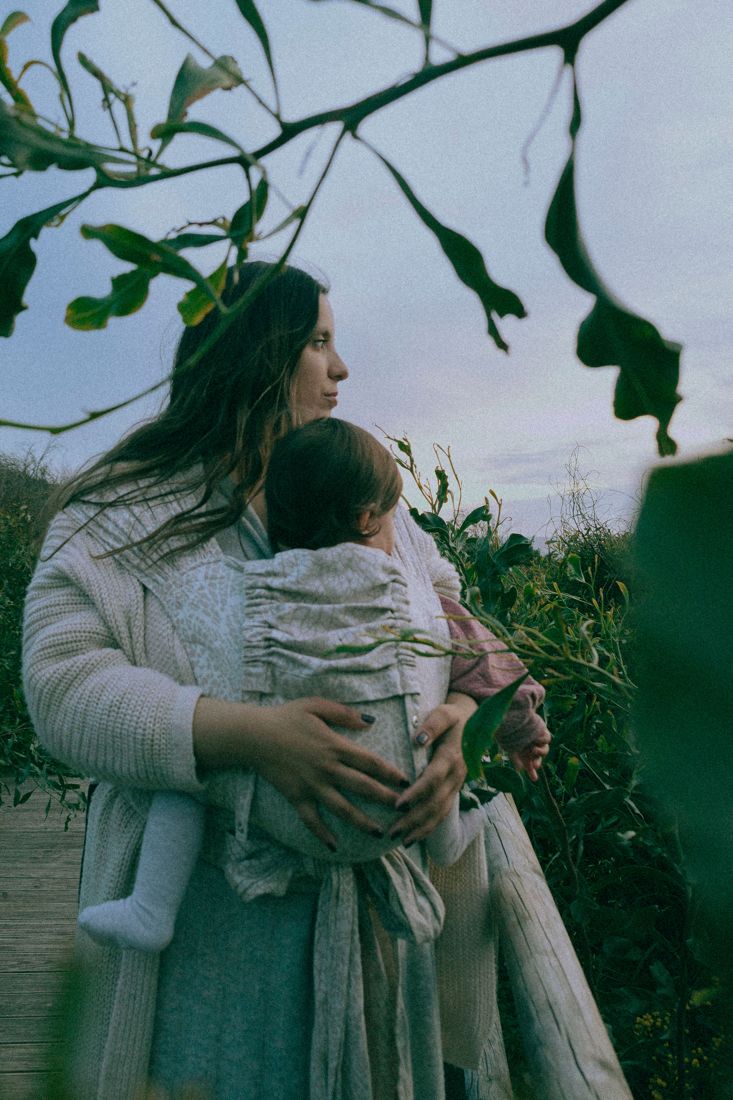 Inês com a filha num porta-bebés