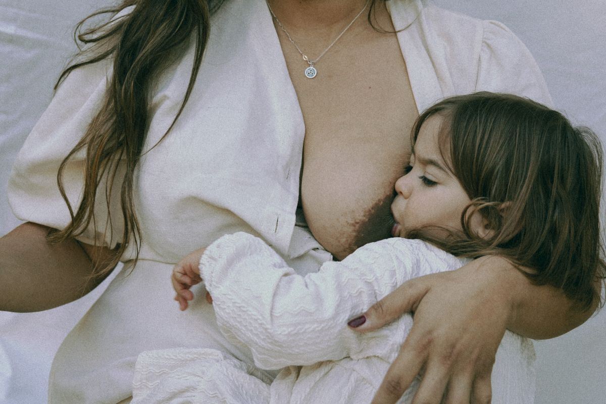 Inês a amamentar a filha