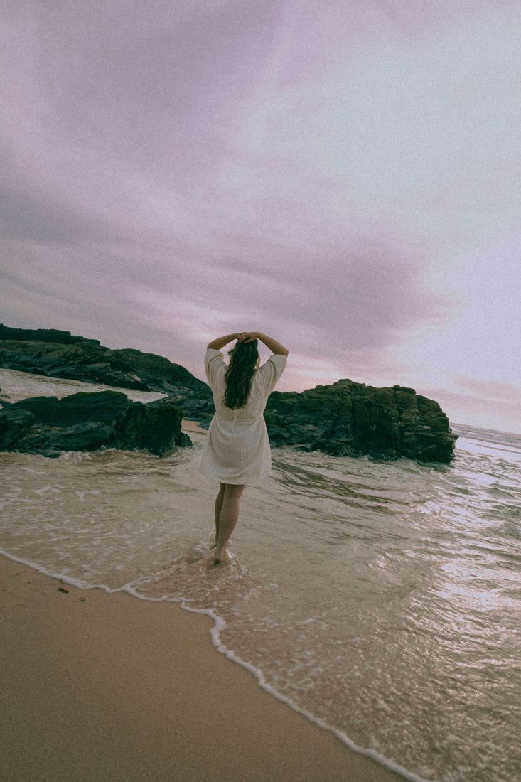 Inês à beira-mar ao entardecer