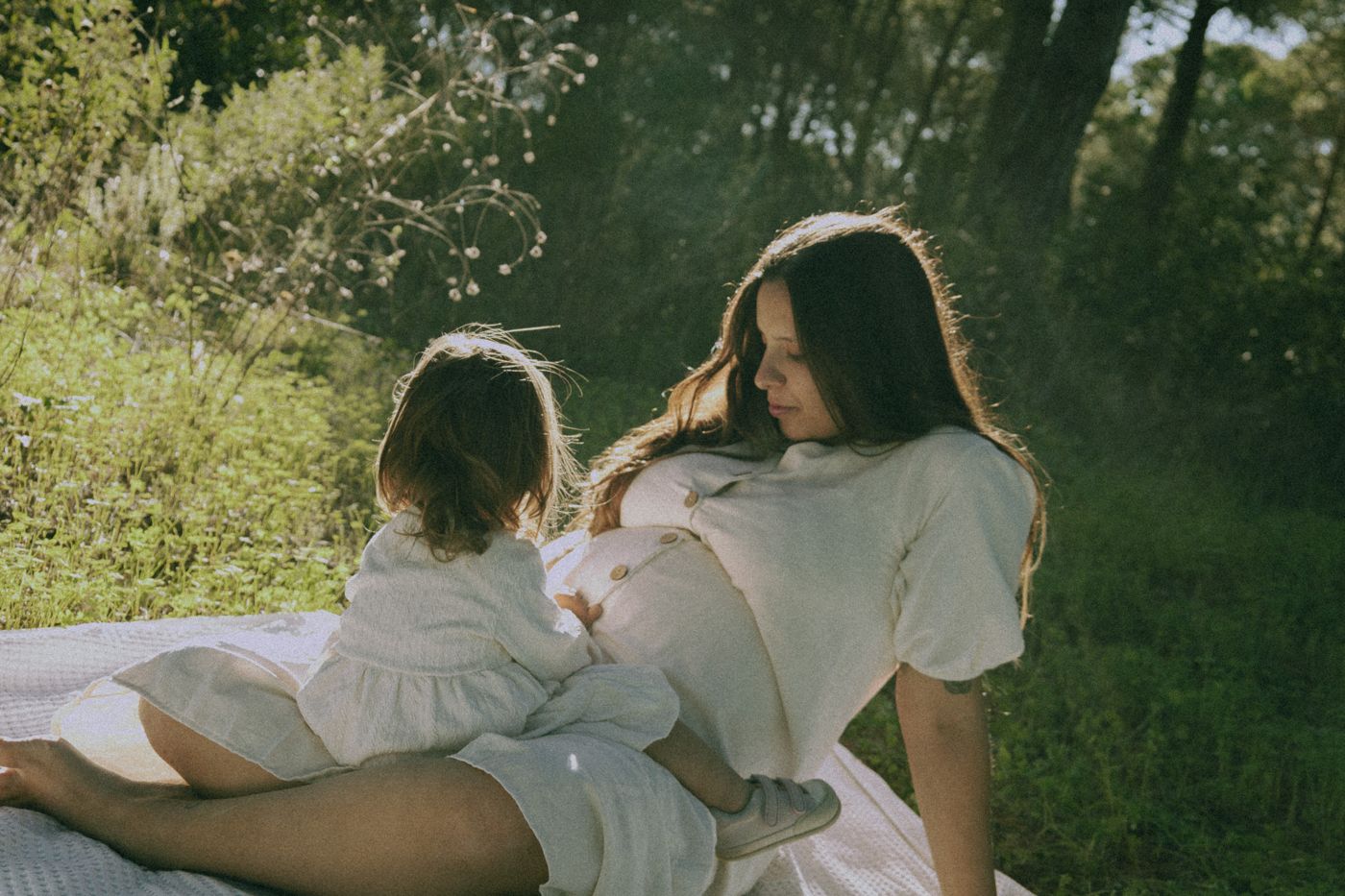 Inês com a filha na relva