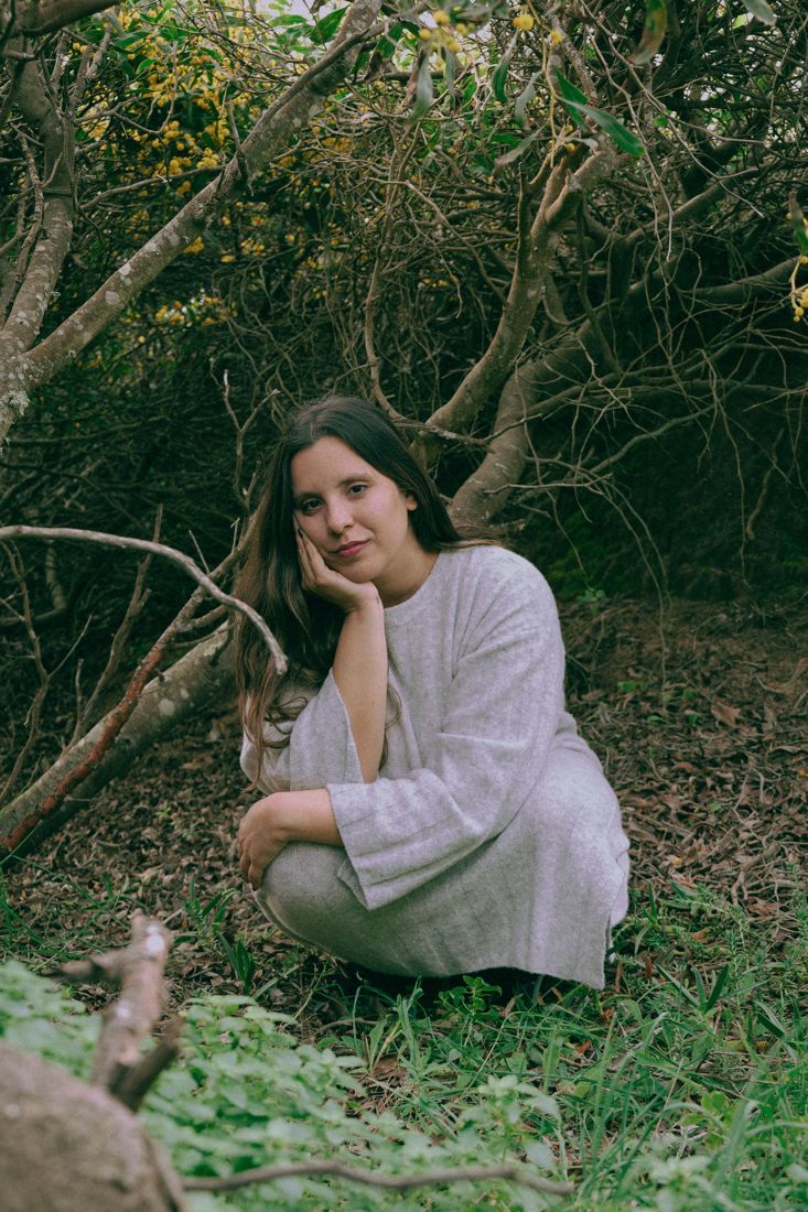 Inês sentada no meio da natureza