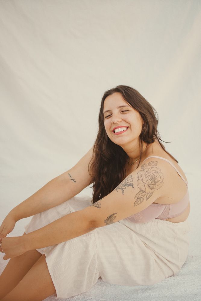 Inês a sorrir, sentada