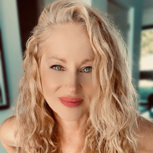 Elle Russ Photo 