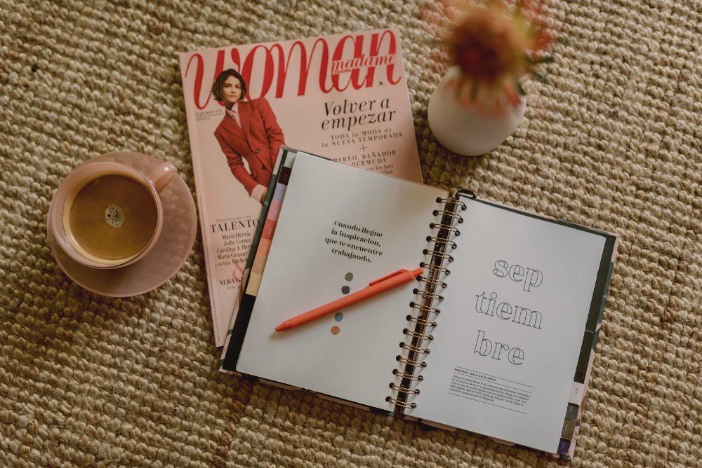 Cuaderno de planificación junto a una revista