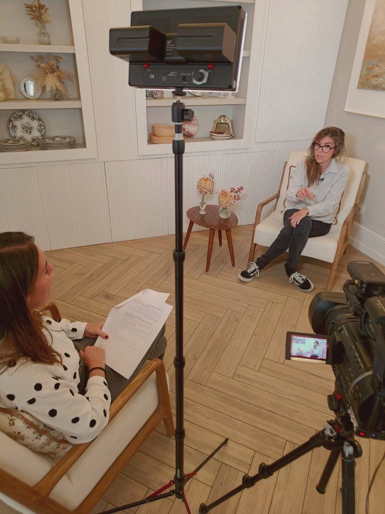 Andrea Acha entrevistando a una alumna ante la cámara en el taller de Date Voz