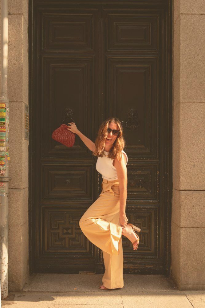 Andrea Acha ante una puerta negra