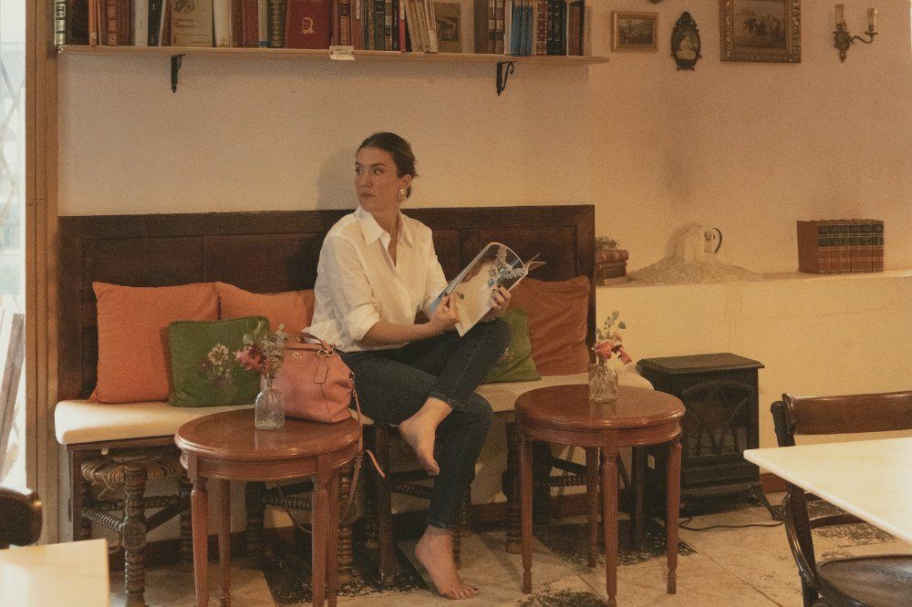 Andrea Acha leyendo una revista