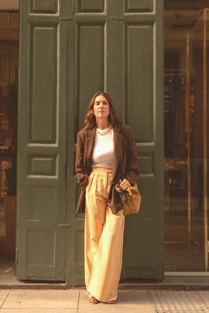 Andrea Acha ante una puerta verde