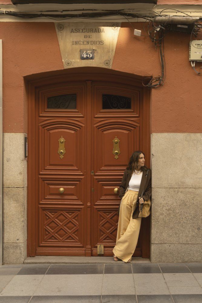 Andrea Acha ante una puerta roja
