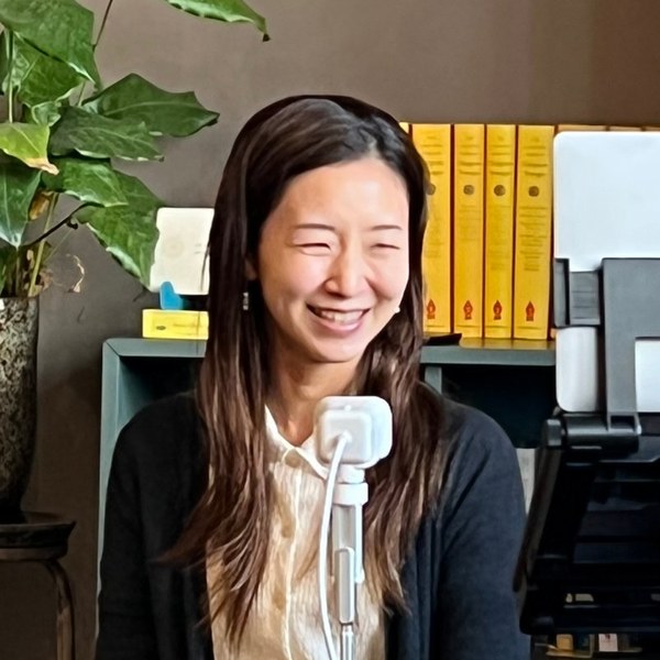 笑顔で話す、True Nature Meditation の教師