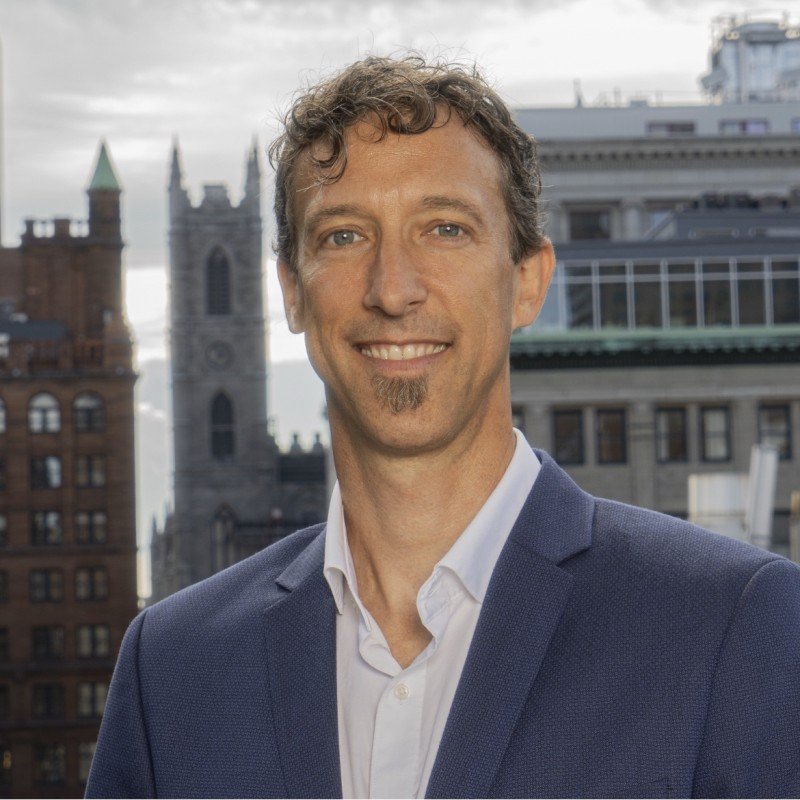 Joey Joyful, fondateur de Studio Éveil, sur les toits de Montréal
