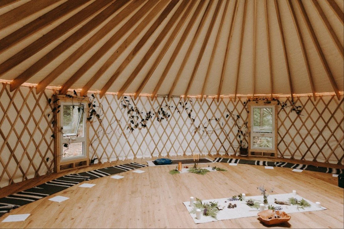 Intérieur de la yourte chauffée, espace cérémoniel