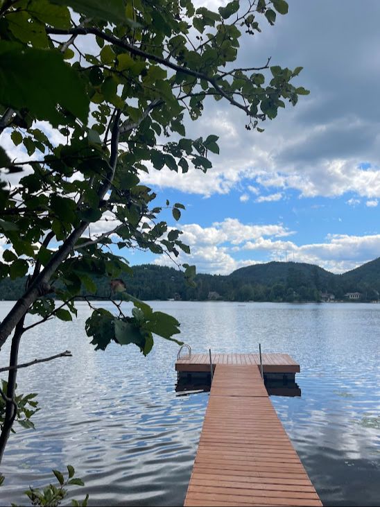 Le lac Raymond depuis le quai, lumière de fin de journée