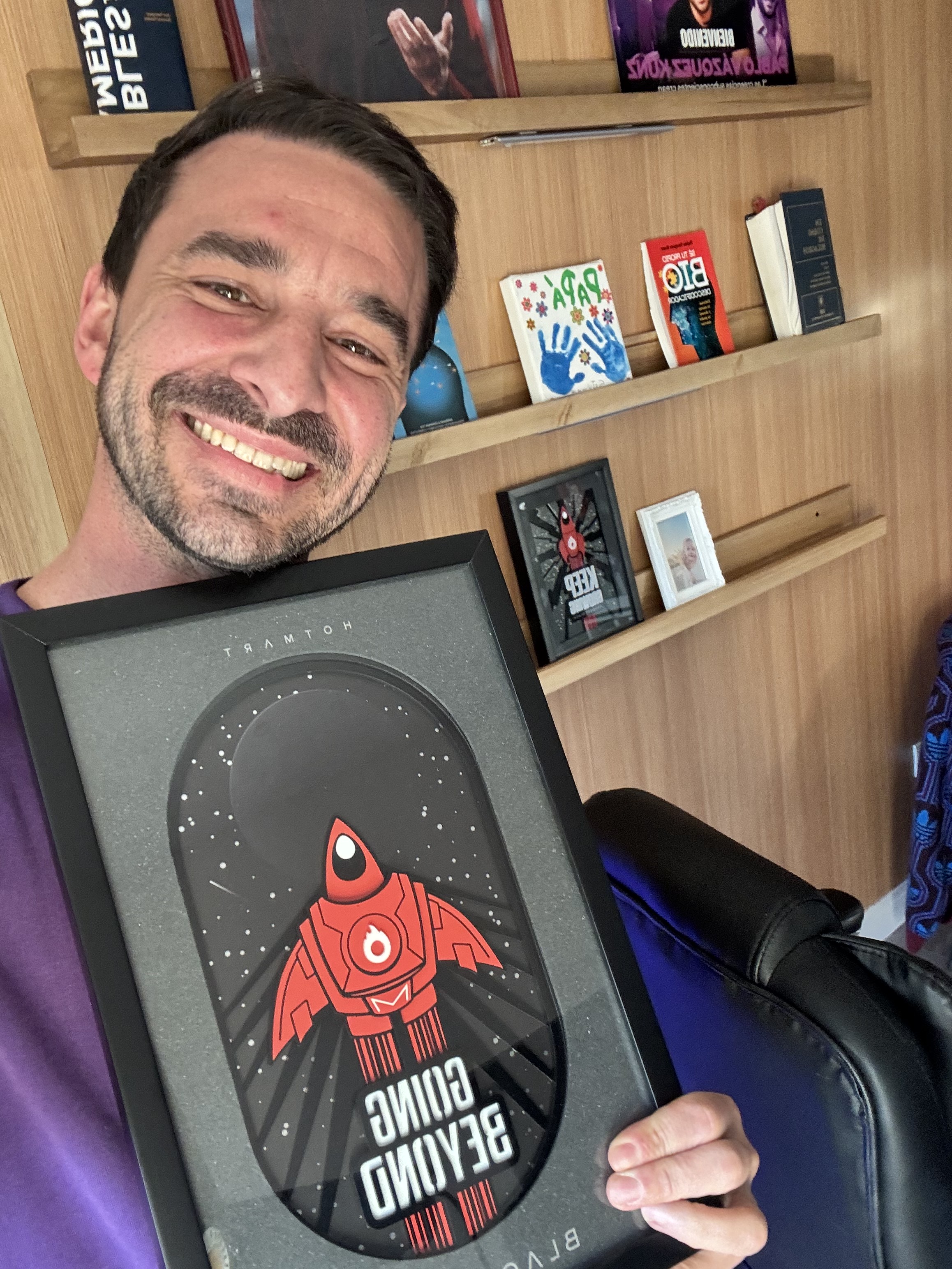 Pablo Vázquez Kunz sosteniendo su placa Black Moon de Hotmart