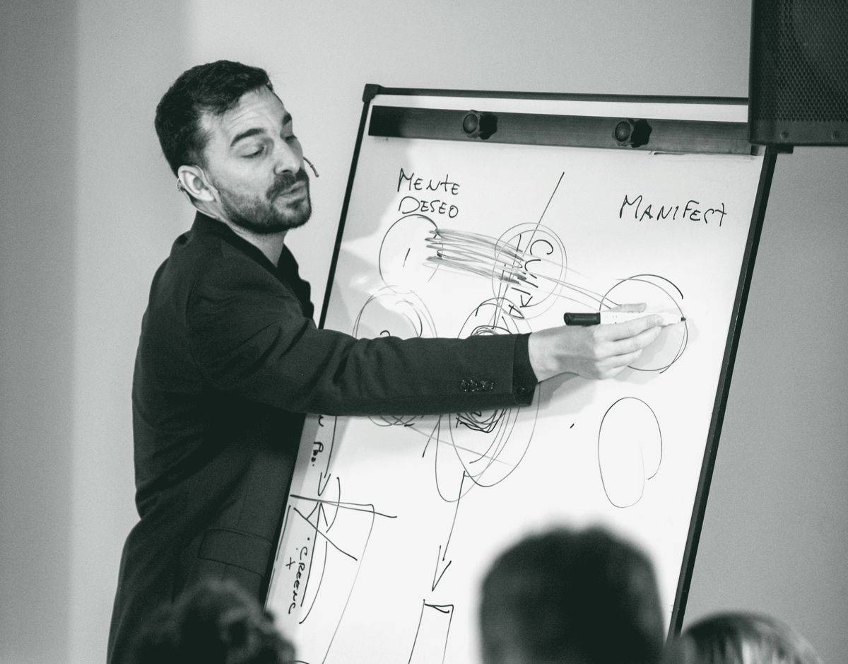 Pablo Vázquez Kunz dando clase frente a una pizarra