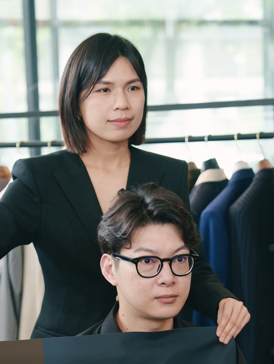 Styleology 風格學資深講師 Mica 為男性客戶進行個人色彩診斷
