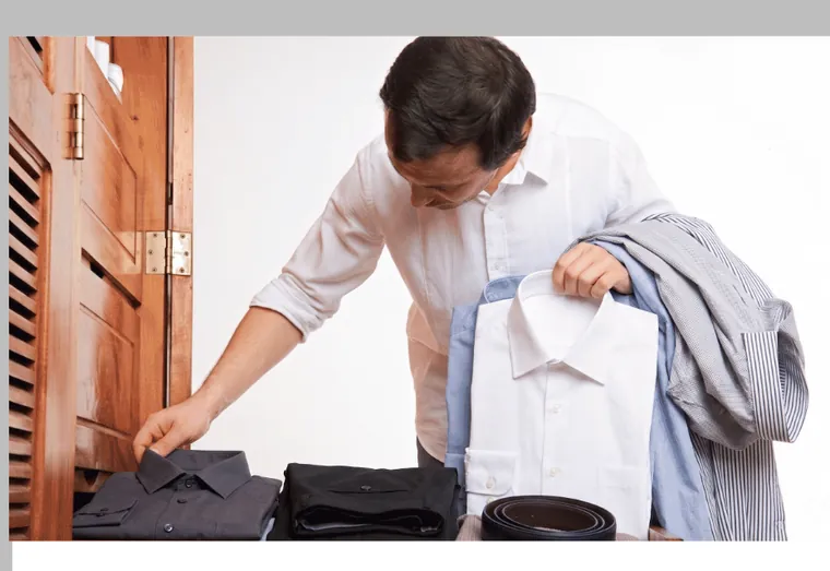 男性整理床上的襯衫與西裝褲，難以與顧客對頻品味