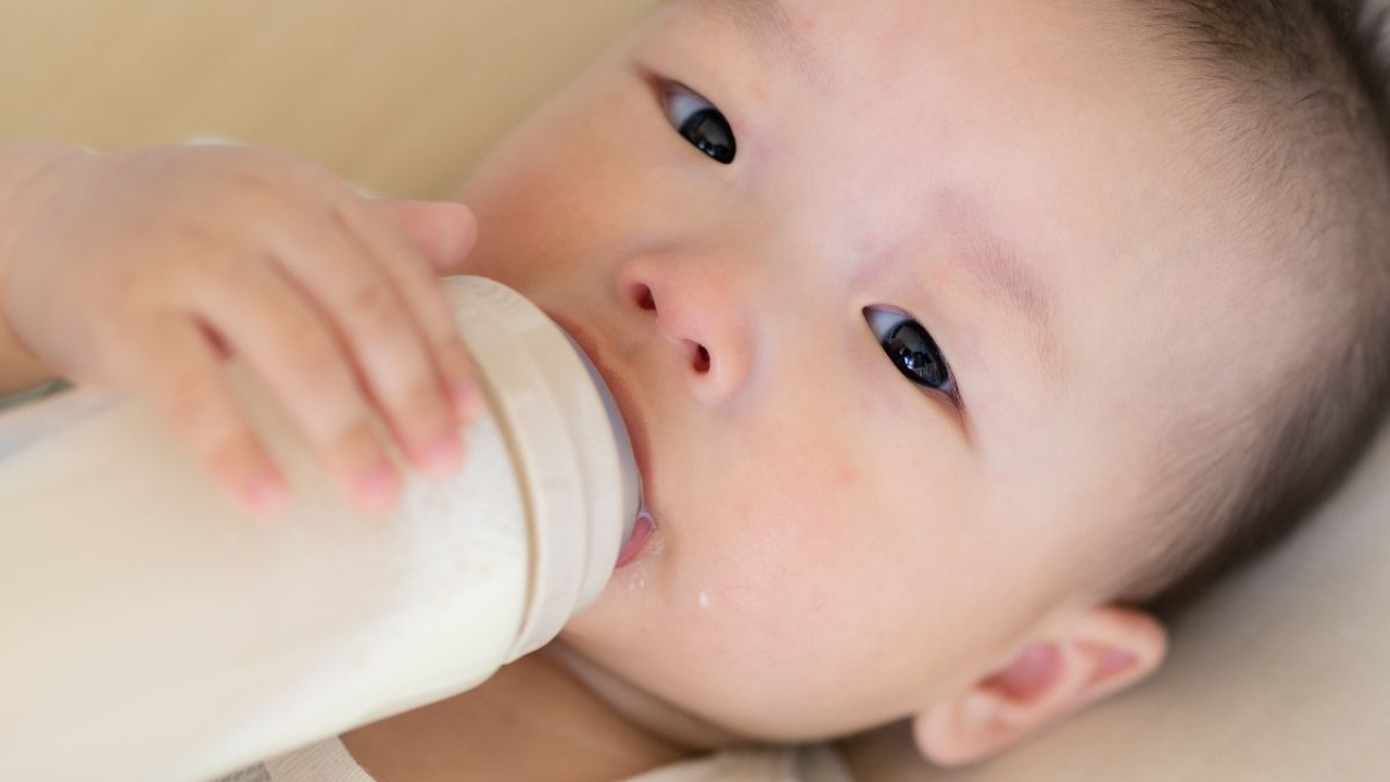baby with good bottle latch