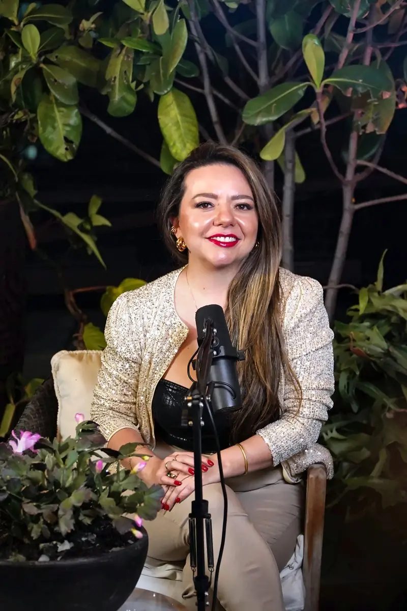 Laura en su estudio de podcast