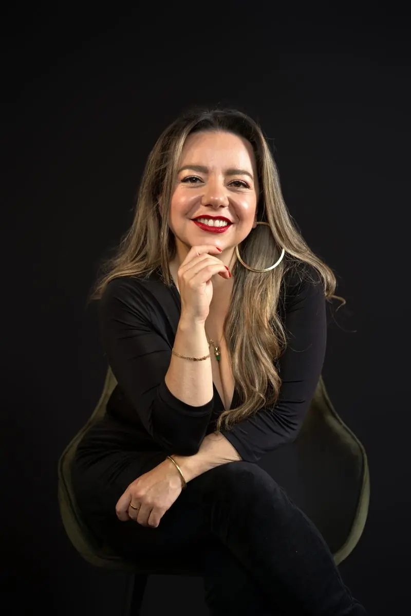 Laura con fondo negro de estudio