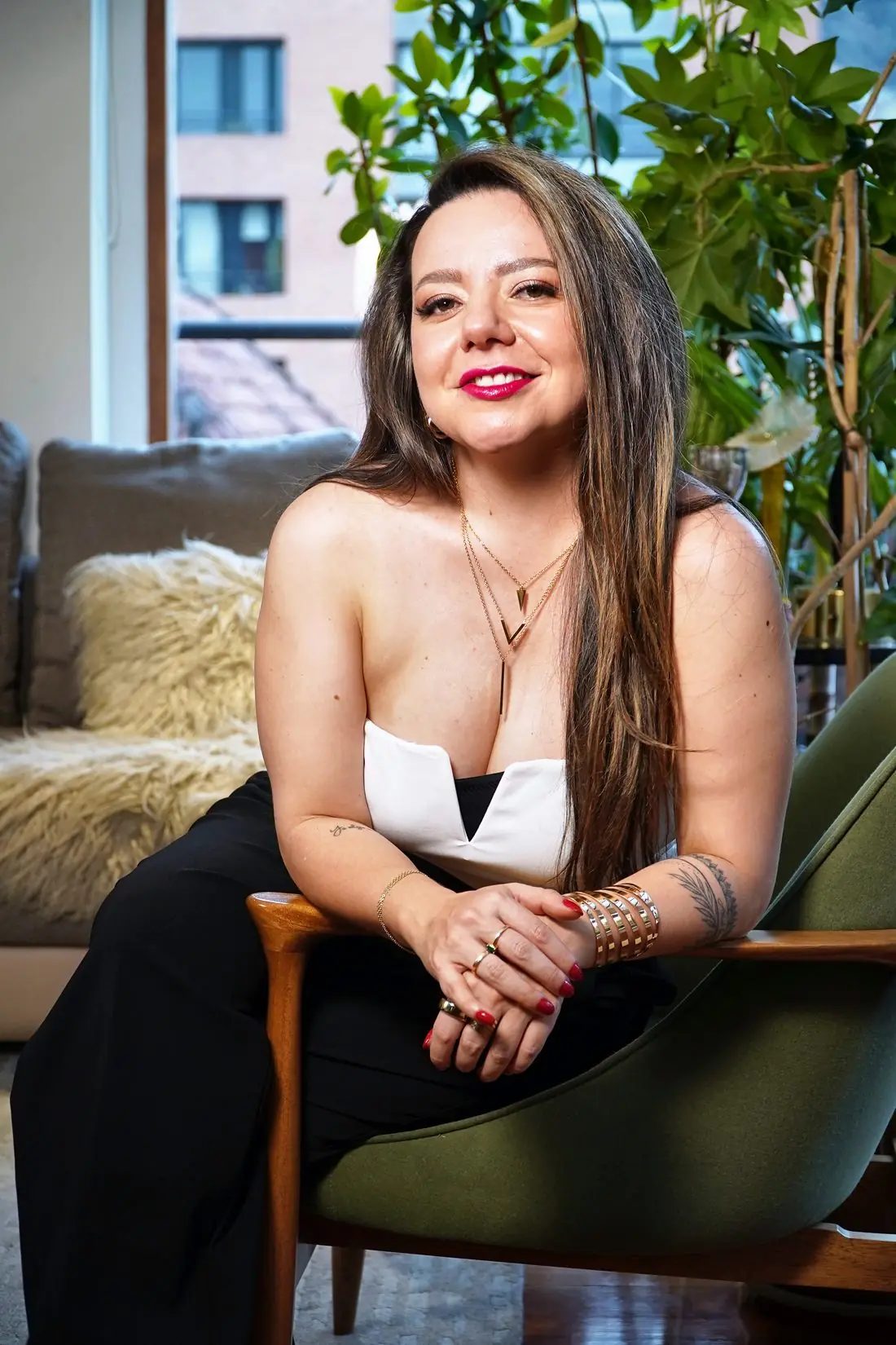 Laura Moreno sentada en su sill&oacute;n verde