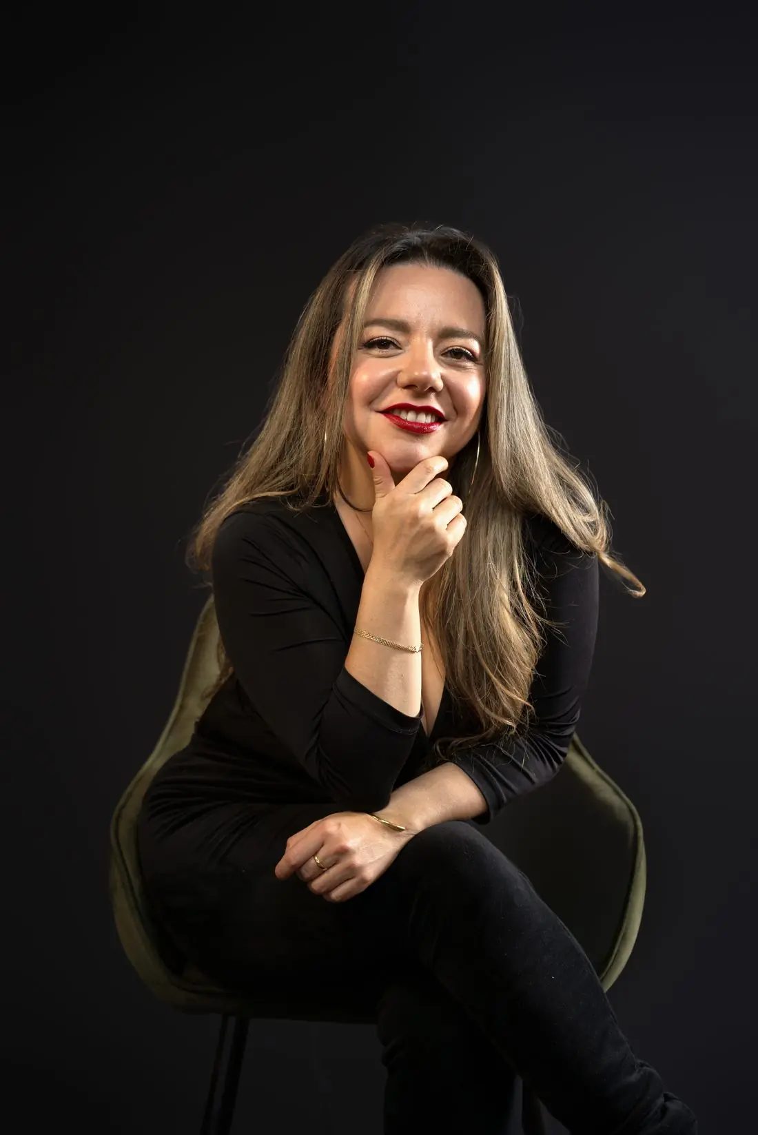 Laura Moreno con fondo negro de estudio