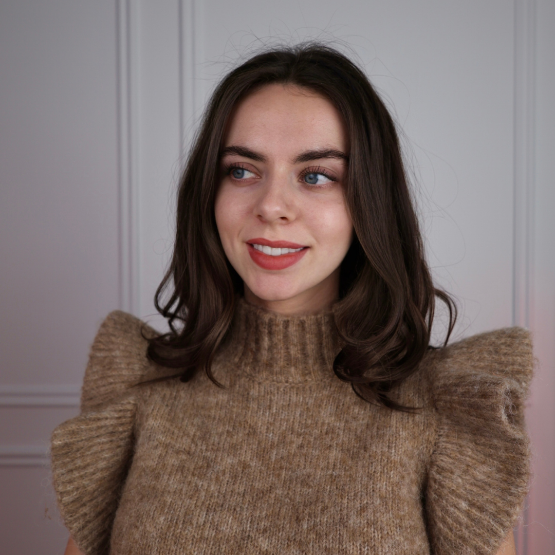 Clémence, French teacher and course founder, smiling in a cozy sweater