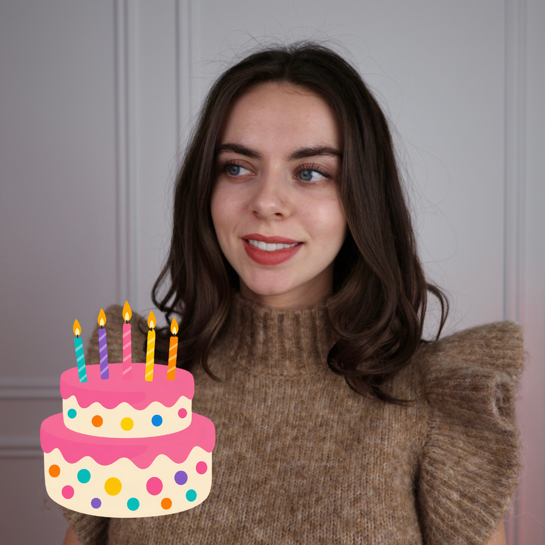 Clémence, French teacher and course founder, smiling in a cozy sweater