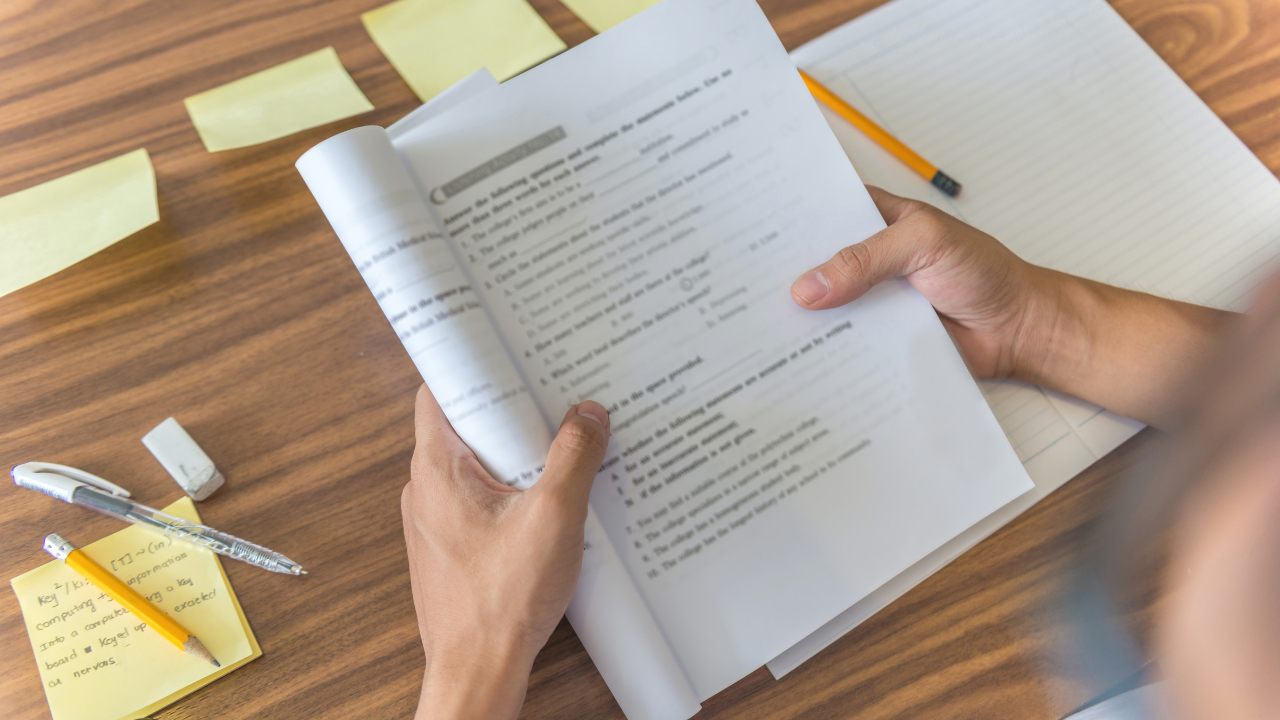 French direct and indirect object pronouns with examples of le la les versus lui and leur