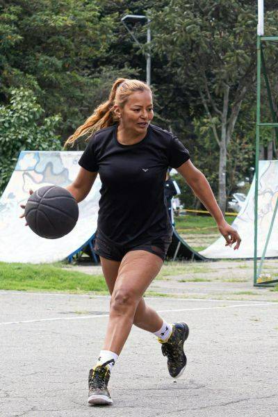 Woman with FND playing basketball