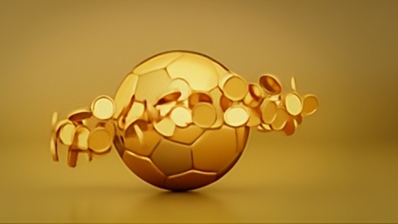 Banner con balón de futbol dorado y monedas que representan inversiones, finanzas y crecimiento económico