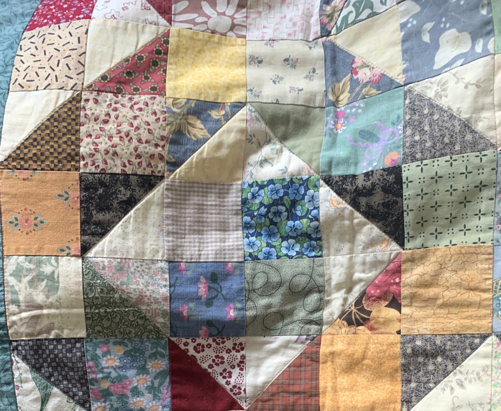 NĂŠrbilde av Min fĂžrste quilt, sydd av mange ulike stoffbiter