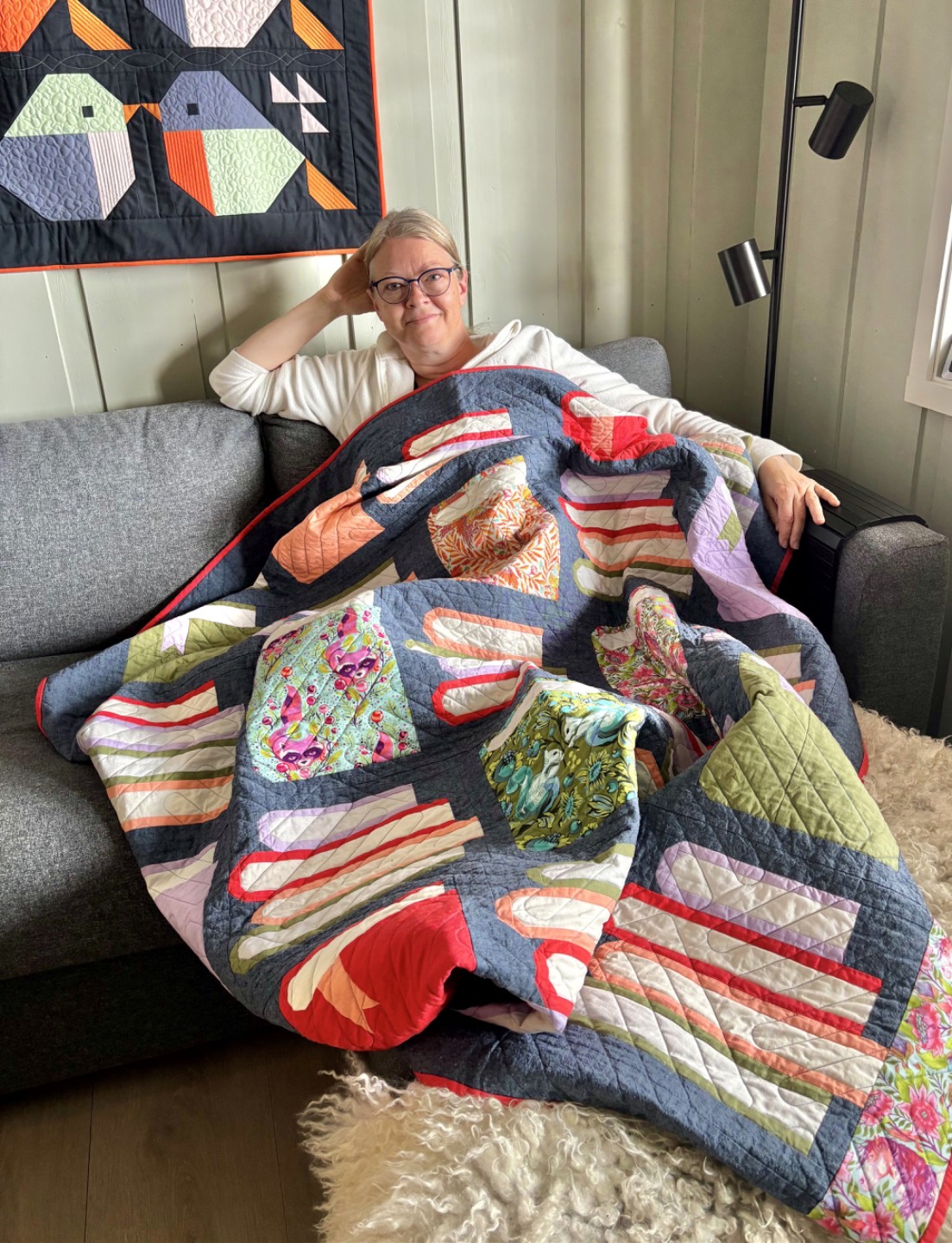 Solveig i sofaen med en ferdig quilt