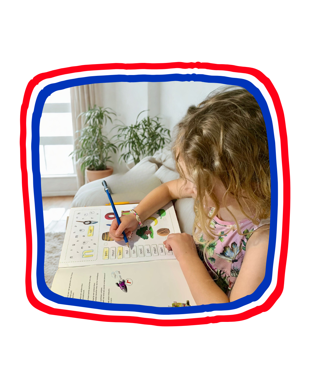 Kind leert thuis Nederlands schrijven
