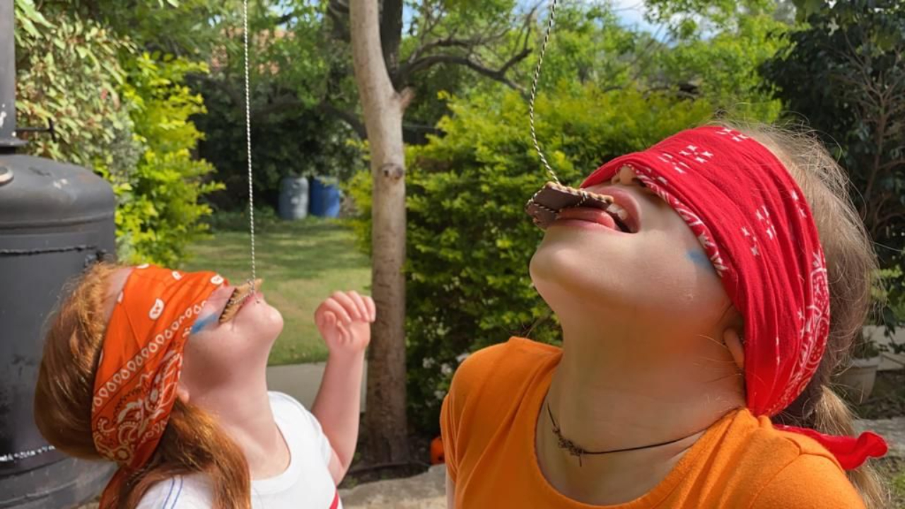 Vader helpt dochter met Nederlandse les thuis in het buitenland