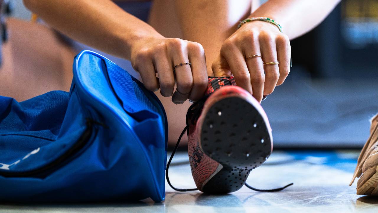 dettaglio scarpe chiodate atleta